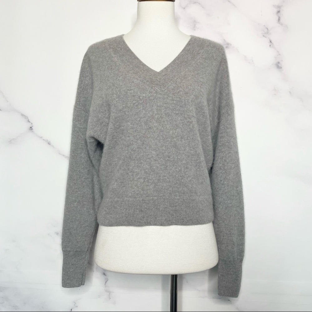 Naadam Deep V-Neck Cropped Cashmere Gray Sweater